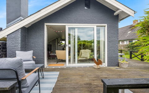 Bo - 250M from the Sea: Bois, Domicile, Chalet, Maison, Toit, Siding, Porte, Porche, Biens, Chaise
