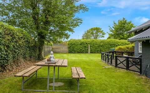Bo - 250M from the Sea: Herbe, Arbuste, Lot Terre, Meubles, Jardin, Pelouse, Ombre, Mobilier De Jardin, Clôture, Aménagement Paysager