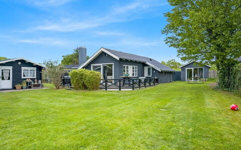 Bo - 250M from the Sea: Chalet, Pelouse, Biens, Jardin, Ombre, Cour, Ferme, Aménagement Paysager, Siding, Batiments Jardin