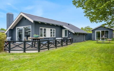 Bo - 250M from the Sea: Maison, Chalet, Toit, Domicile, Siding, Porche, Biens, Ombre, Ferme, Cour
