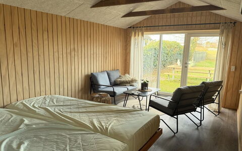 Bo - 250M from the Sea: Bois, Meubles, Chambre, Sol, Design Intérieur, Sol, Lit, Drap De Lit, Plafond, Literie