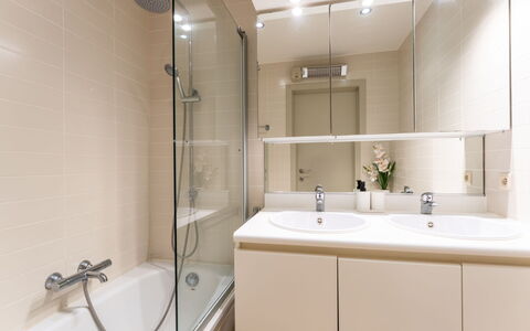 Casa Camille i with Parking: Salle De Bains, Lavabo, Luminaire Plomberie, Sol, Mur, Design Intérieur, Sol, Évier, Miroir, Robinet