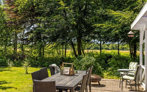 Friderica - 30Km from the Sea: Meubles, Arbre, Mobilier De Jardin, Chaise, Table, Arbuste, Jardin, Tableau De Plein Air, Lot Terre