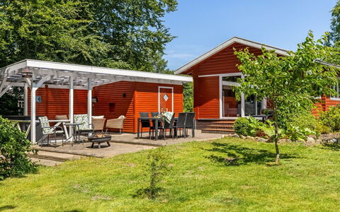 Friderica - 30Km from the Sea: Maison, Domicile, Arbuste, Chalet, Toit, Jardin, Porte, Siding, Ombre, Pelouse