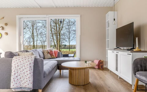 Friderica - 30Km from the Sea: Sol, Design Intérieur, Meubles, Sol, Canapé, Bois, Parquet, Salon, Domicile, Plafond