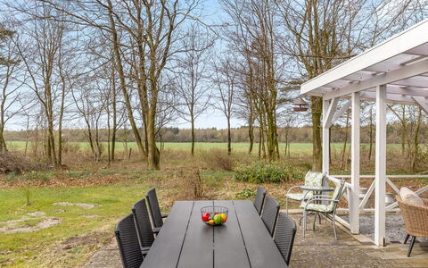 Friderica - 30Km from the Sea: Meubles, Bois, Mobilier De Jardin, Table, Chaise, Tableau De Plein Air, Ombre, Jardin, Table Cuisine Et Salle A Manger, Structure En Plein Air