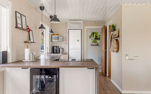 Friderica - 30Km from the Sea: Comptoir, Meubles, Cuisine, Design Intérieur, Appareil De Cuisine, Sol, Bois, Cabinetry, Plafond, Principaux Appliance