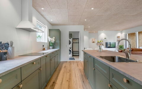 Helina - 250M to the Fjord: Sol, Cuisine, Bois, Plafond, Comptoir, Design Intérieur, Sol, Appareil De Cuisine, Cabinetry, Principaux Appliance