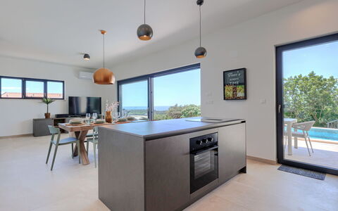 Florinda: Sol, Sol, Comptoir, Cuisine, Domicile, Plafond, Chaise, Cabinetry, Électroménager, Plante D'Appartement