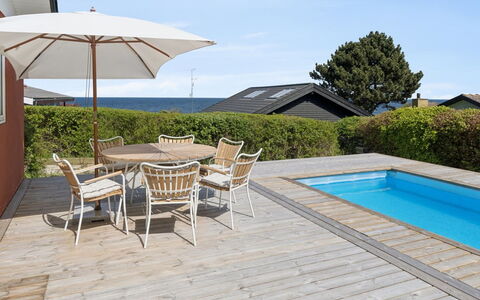 Maksimilian - 300M from the Sea: Meubles, Mobilier De Jardin, Vaisselle, Table, Drinkware, Chaise, Tableau De Plein Air, Aliments, Bouteille
