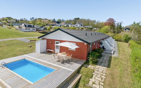 Maksimilian - 300M from the Sea: Meubles, Mobilier De Jardin, Vaisselle, Table, Drinkware, Chaise, Tableau De Plein Air, Aliments, Bouteille