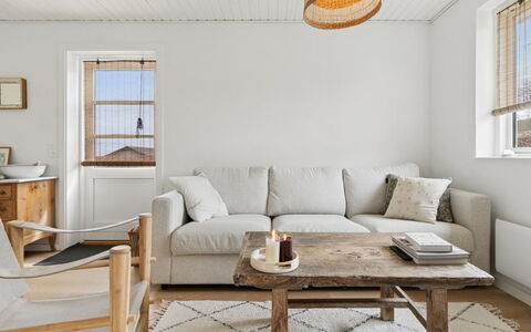 Maksimilian - 300M from the Sea: Meubles, Bois, Sol, Design Intérieur, Sol, Canapé, Salon, Table, Domicile, Pièce