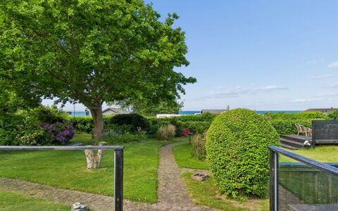 Marillia - 75M from the Sea: Arbuste, Jardin, Ombre, Aménagement Paysager, Pelouse, Passerelle, Océan, Parc, Clôture