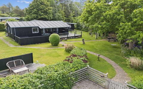 Marillia - 75M from the Sea: Herbe, Arbuste, Jardin, Domicile, Lot Terre, Toit, Couverture De Sol, Chalet, Pelouse
