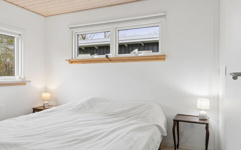 Marillia - 75M from the Sea: Bois, Chambre, Design Intérieur, Lit, Plafond, Sol, Sol, Drap De Lit, Literie, Linge