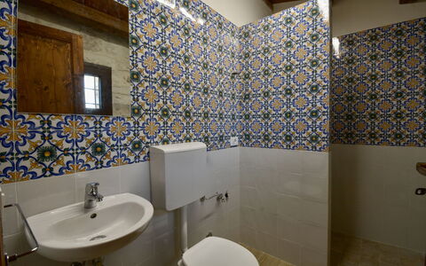 Villa Palmento by Geco Vacation Rentals: Sol, Salle De Bains, Sol, Tuile, Luminaire Plomberie, Design Intérieur, Mosaïque, Siège De Toilette, Plomberie, Toilette