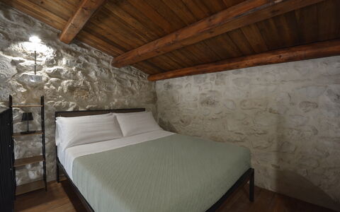 Villa Palmento: Mur, Chambre, Plafond, Cadre De Lit, Lit, Literie, Mur De Pierre, Drap De Lit, Linge, Matelas