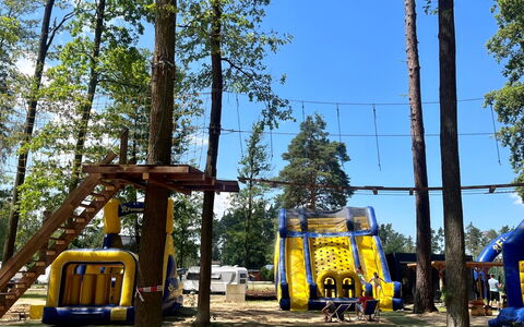 Hradec Kralove 4: Arbre, Des Loisirs, Équipement Extérieur Play, Espace Public, Établissements Humains, Loisir, Amusement, Terrain De Jeux, Ombre, Parc
