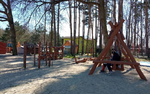 Hradec Kralove 4: Arbre, Bois, Équipement Extérieur Play, Espace Public, Des Loisirs, Établissements Humains, Terrain De Jeux, Toboggan, Ombre, Loisir