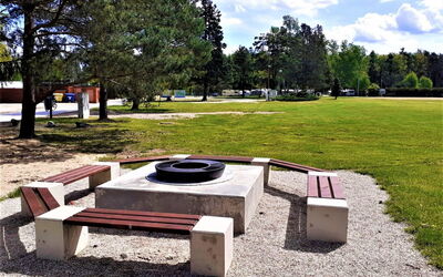 Hradec Kralove 4: Espace Public, Extérieur Banc, Banc, Parc, Mobilier De Jardin, Jardin, Pelouse, Table De Pique-Nique, Ombre