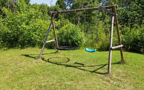 Jalina - 30Km from the Sea: Herbe, Équipement Extérieur Play, Balançoire, Terrain De Jeux, Jardin, Ombre, Pelouse, Loisir, Parc, Arrière-Cour