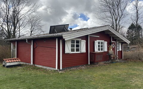 Jalina - 30Km from the Sea: Bois, Toit, Maison, Domicile, Chalet, Siding, Porte, Zone Rurale, Batiments Jardin, Cabanon