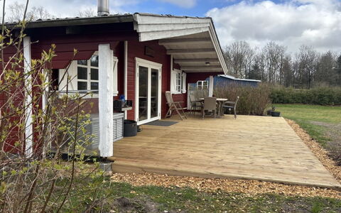 Jalina - 30Km from the Sea: Bois, Toit, Maison, Domicile, Chalet, Ombre, Tache De Bois, Dur, Siding, Batiments Jardin