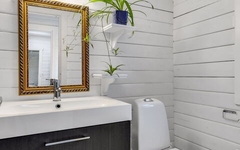 Jalina - 30Km from the Sea: Salle De Bains, Siège De Toilette, Mur, Luminaire Plomberie, Toilette, Design Intérieur, Sol, Sol, Évier, Lavabo