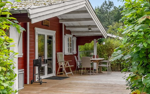 Jalina - 30Km from the Sea: Bois, Maison, Chalet, Domicile, Toit, Arbuste, Porte, Porche, Siding, Lot Terre