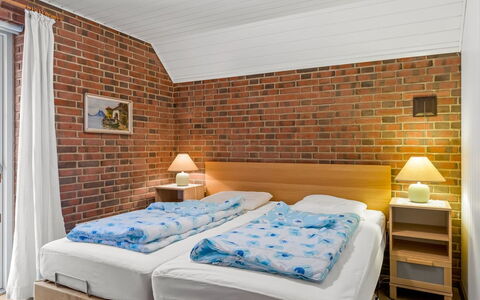 Ullamaj - 700M from the Sea: Chambre, Lit, Literie, Drap De Lit, Meubles, Cadre De Lit, Design Intérieur, Linge, Oreiller, Brique