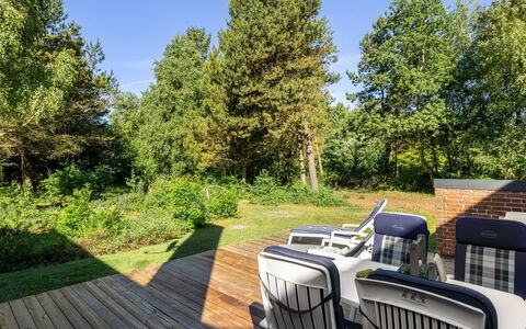 Ullamaj - 700M from the Sea: Arbre, Meubles, Arbuste, Chaise, Jardin, Lot Terre, Mobilier De Jardin, Ombre, Aménagement Paysager, Chalet