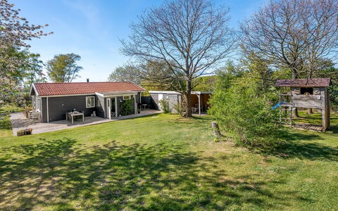 Niels - 1.3Km from the Sea: Herbe, Maison, Domicile, Arbuste, Zone Résidentielle, Chalet, Toit, Lot Terre, Jardin, Pelouse