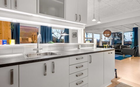 Niels - 1.3Km from the Sea: Cuisine, Comptoir, Design Intérieur, Appareil De Cuisine, Sol, Cabinetry, Évier, Plafond, Principaux Appliance, Luminaire Plomberie