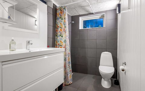 Niels - 1.3Km from the Sea: Sol, Luminaire Plomberie, Sol, Design Intérieur, Évier, Plomberie, Armoire De Toilette, Toilette, Tuile, Salle De Bains