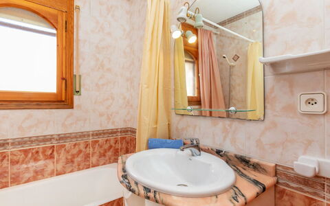 Pins: Luminaire Plomberie, Design Intérieur, Sol, Lavabo, Sol, Évier, Salle De Bains, Robinet, Pièce, Plomberie