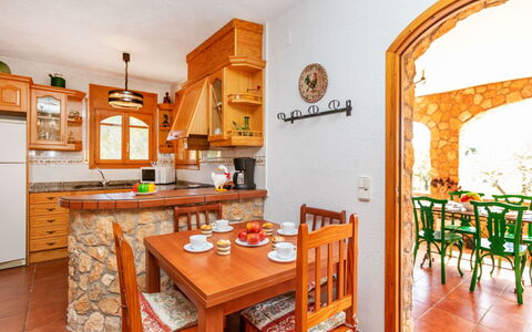 Pins: Design Intérieur, Orange, Meubles, Cuisine, Chaise, Cabinetry, Plante D'Appartement, Tache De Bois, Mur De Pierre, Comptoir