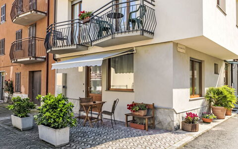 Mimi: Pot De Fleur, Porte, Balcon, Plante D'Appartement, Appartement, Store, Peindre