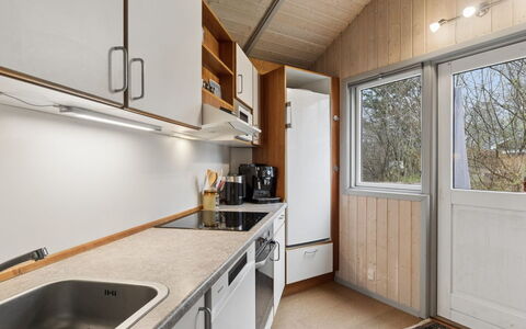 Niela - 700M from the Sea: Bois, Cuisine, Domicile, Plafond, Comptoir, Principaux Appliance, Tache De Bois, Evier, Évier, Robinet