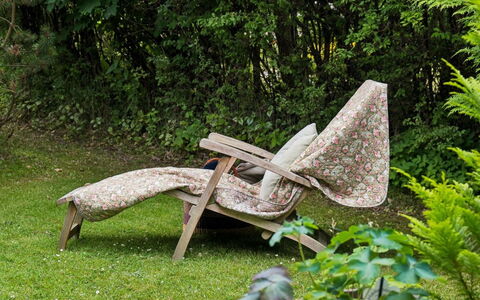 Niela - 700M from the Sea: Meubles, Mobilier De Jardin, Vaisselle, Table, Drinkware, Chaise, Tableau De Plein Air, Aliments, Bouteille