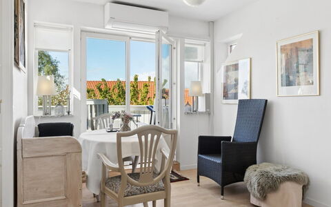 Arnke - 300M from the Sea: Meubles, Mobilier De Jardin, Vaisselle, Table, Drinkware, Chaise, Tableau De Plein Air, Aliments, Bouteille
