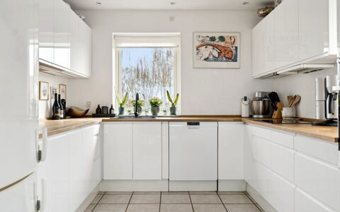 Arnke - 300M from the Sea: Appareil De Cuisine, Cuisine, Comptoir, Sol, Principaux Appliance, Cabinetry, Bois, Électroménager, Design Intérieur, Sol