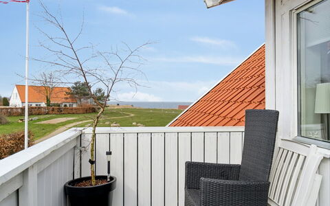 Arnke - 300M from the Sea: Bois, Domicile, Composite, Dur, Tache De Bois, Balcon, Porche, Mobilier De Jardin, Plate-Forme, Pot De Fleur