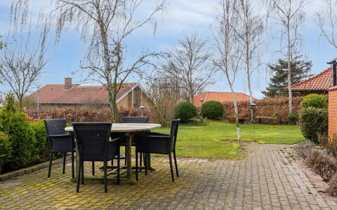 Arnke - 300M from the Sea: Arbuste, Zone Résidentielle, Maison, Jardin, Dalle, Domicile, Brique, Aménagement Paysager, Ombre
