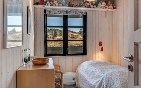 Eida - 400M from the Sea: Mur, Bois, Chambre, Design Intérieur, Lit, Meubles, Domicile, Sol, Pièce, Plafond