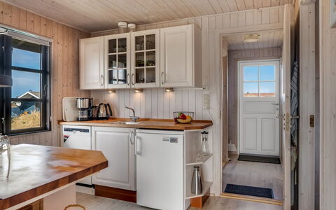 Eida - 400M from the Sea: Bois, Sol, Cuisine, Tache De Bois, Dur, Appareil De Cuisine, Comptoir, Cabinetry, Principaux Appliance, Évier