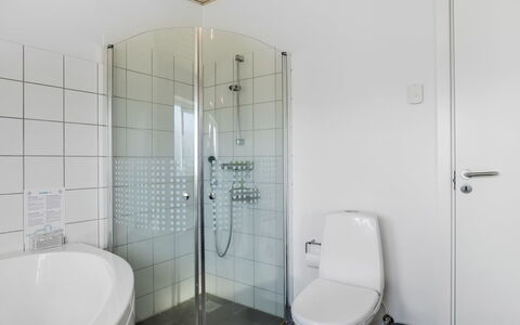 Annakarin - 1.2Km from the Sea: Salle De Bains, Sol, Luminaire Plomberie, Design Intérieur, Sol, Plafond, Lavabo, Toilette, Évier, Plomberie