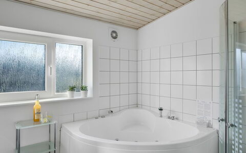 Annakarin - 1.2Km from the Sea: Luminaire Plomberie, Design Intérieur, Salle De Bains, Baignoire, Sol, Plafond, Sol, Robinet, Plomberie, Pièce