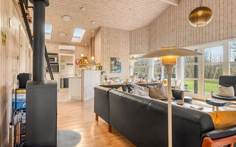Nanook - 700M to the Fjord: Bois, Design Intérieur, Plafond, Domicile, Luminaire, Salon, Pièce, Canapé, Dur