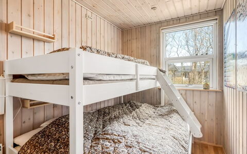 Nanook - 700M to the Fjord: Bois, Chambre, Lit, Domicile, Literie, Sol, Drap De Lit, Cadre De Lit, Tache De Bois, Dur