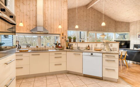 Nanook - 700M to the Fjord: Cuisine, Comptoir, Design Intérieur, Bois, Plafond, Sol, Appareil De Cuisine, Luminaire, Cabinetry, Meubles